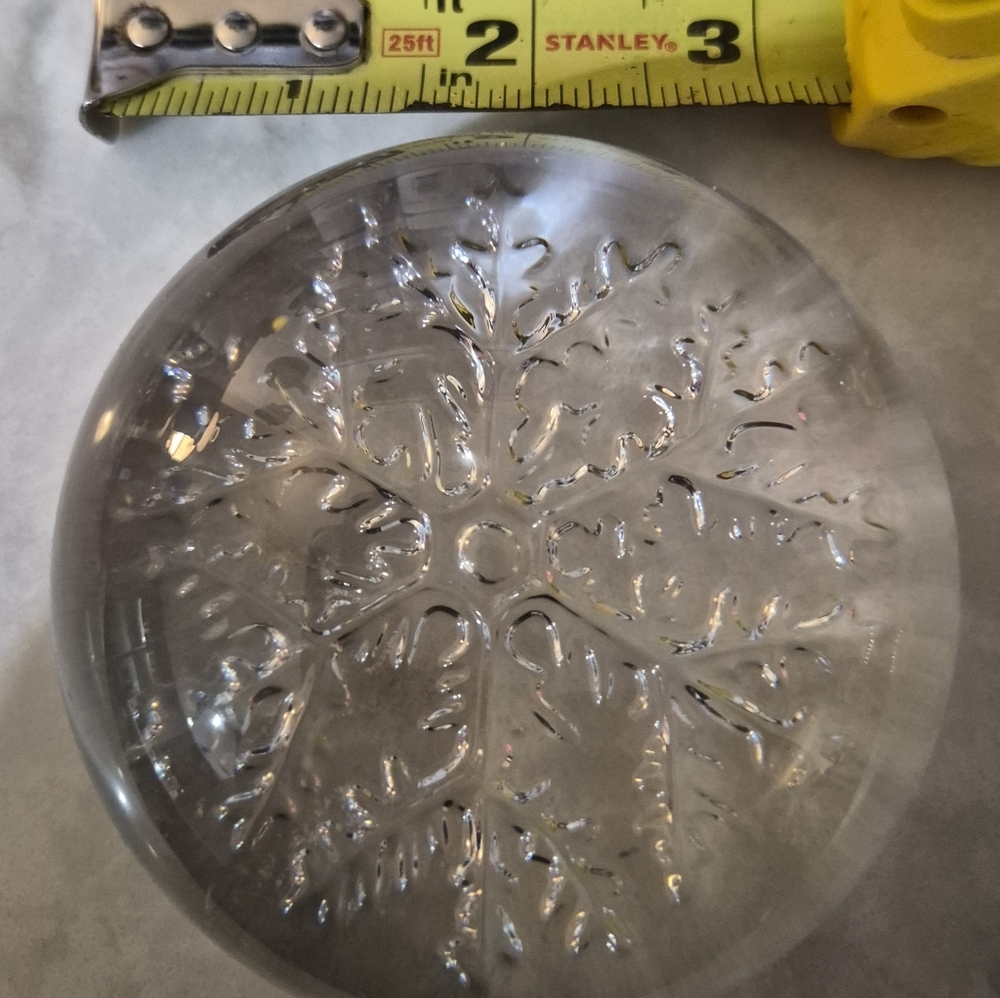 Vintage CLEAR ART GLASS PAPERWEIGHT SNOWFLAKE 3.5" DIAMETER - Picture 3 of 3